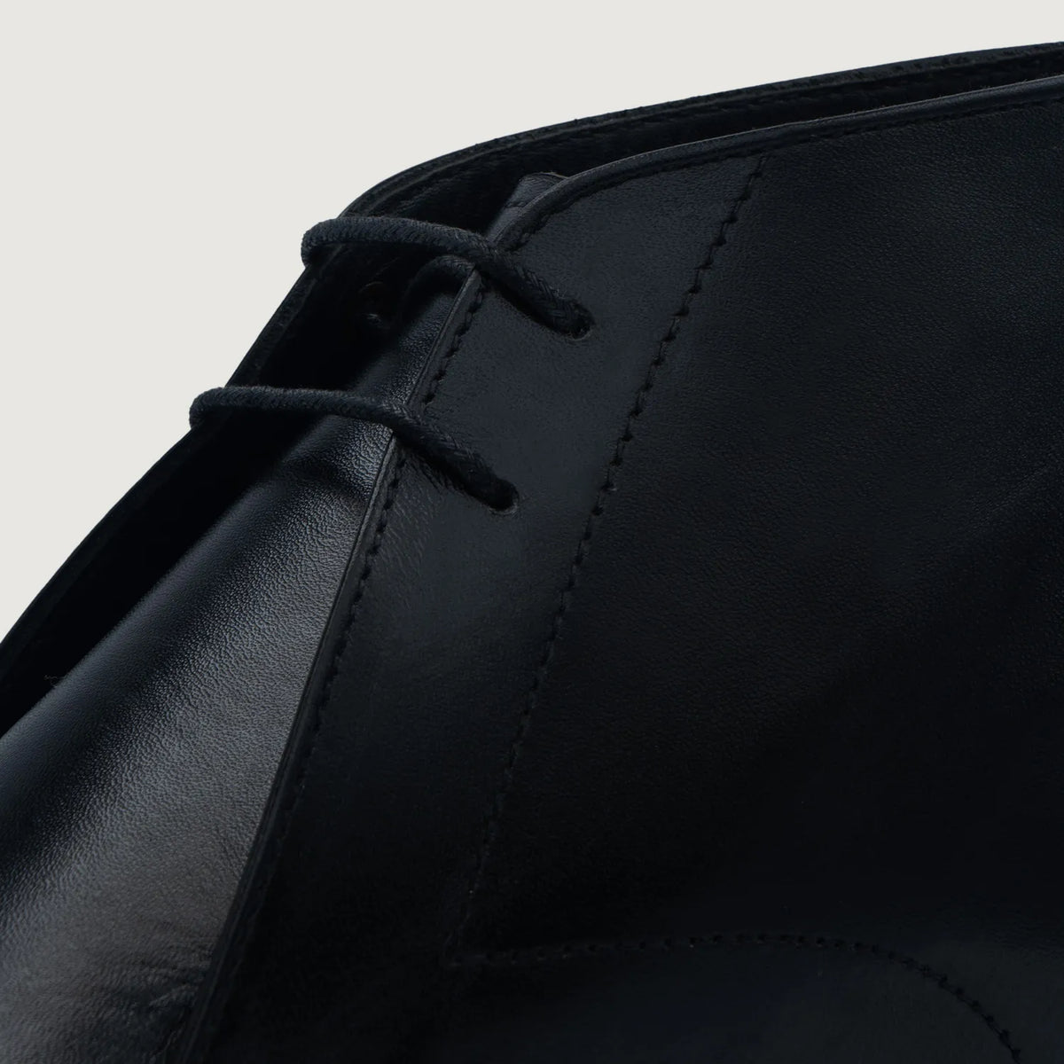 Authentic Full-Grain Leather Grain Depth & Pull-Up Patina Texture Detail