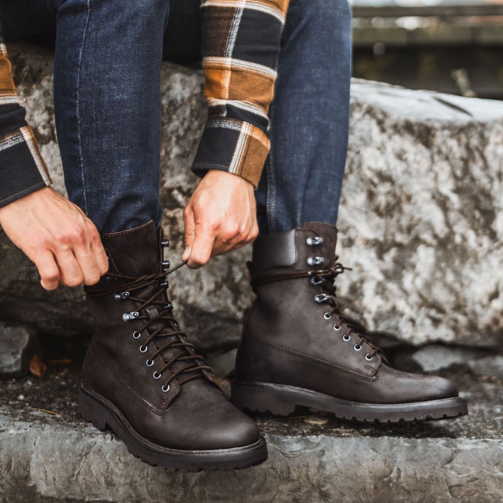 Authentic Full-Grain Leather Grain Depth & Pull-Up Patina Texture Detail