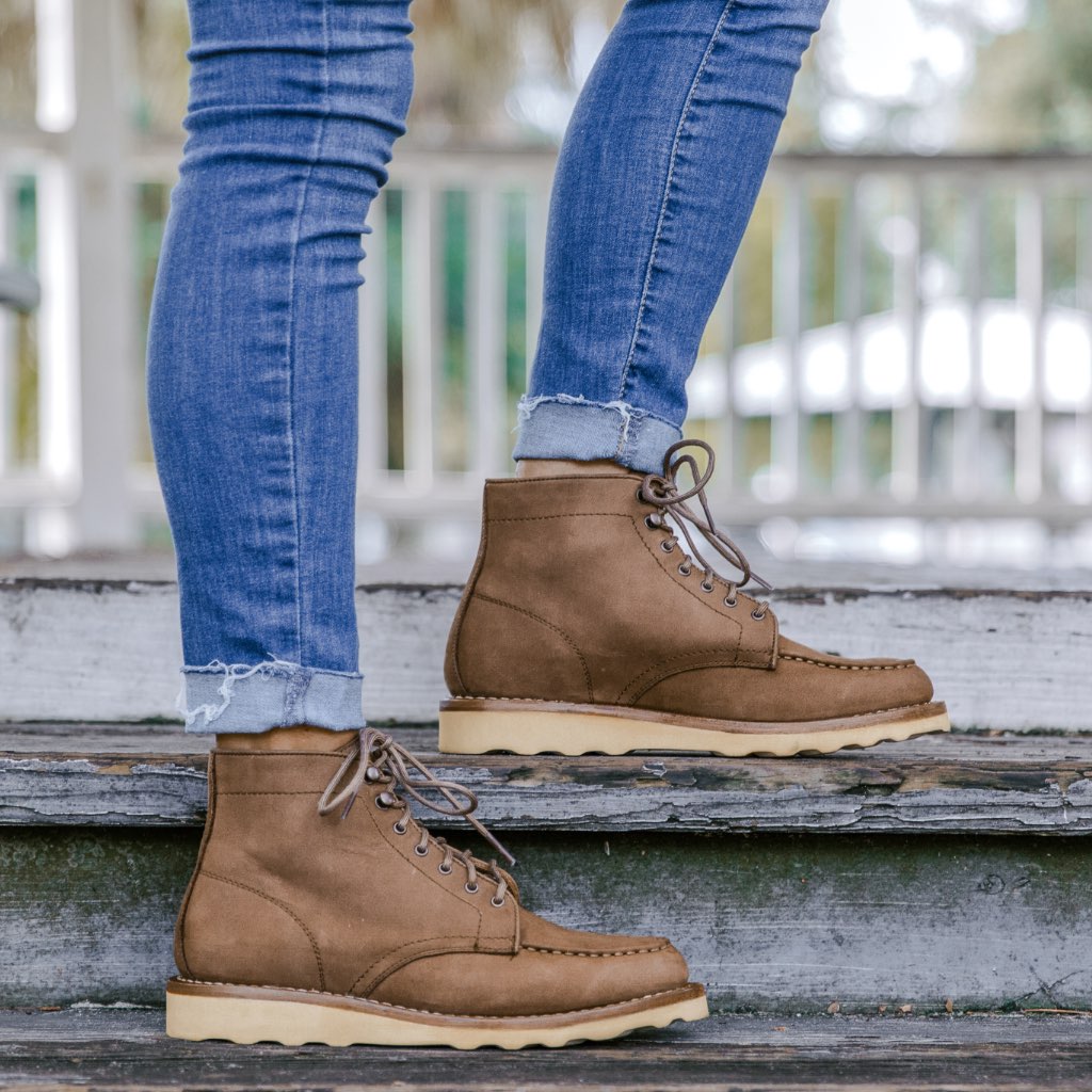 Authentic Full-Grain Leather Grain Depth & Pull-Up Patina Texture Detail