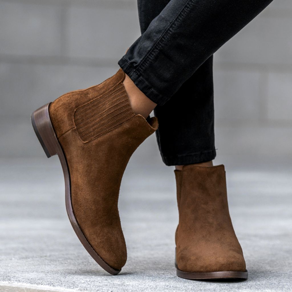 Authentic Full-Grain Leather Grain Depth & Pull-Up Patina Texture Detail
