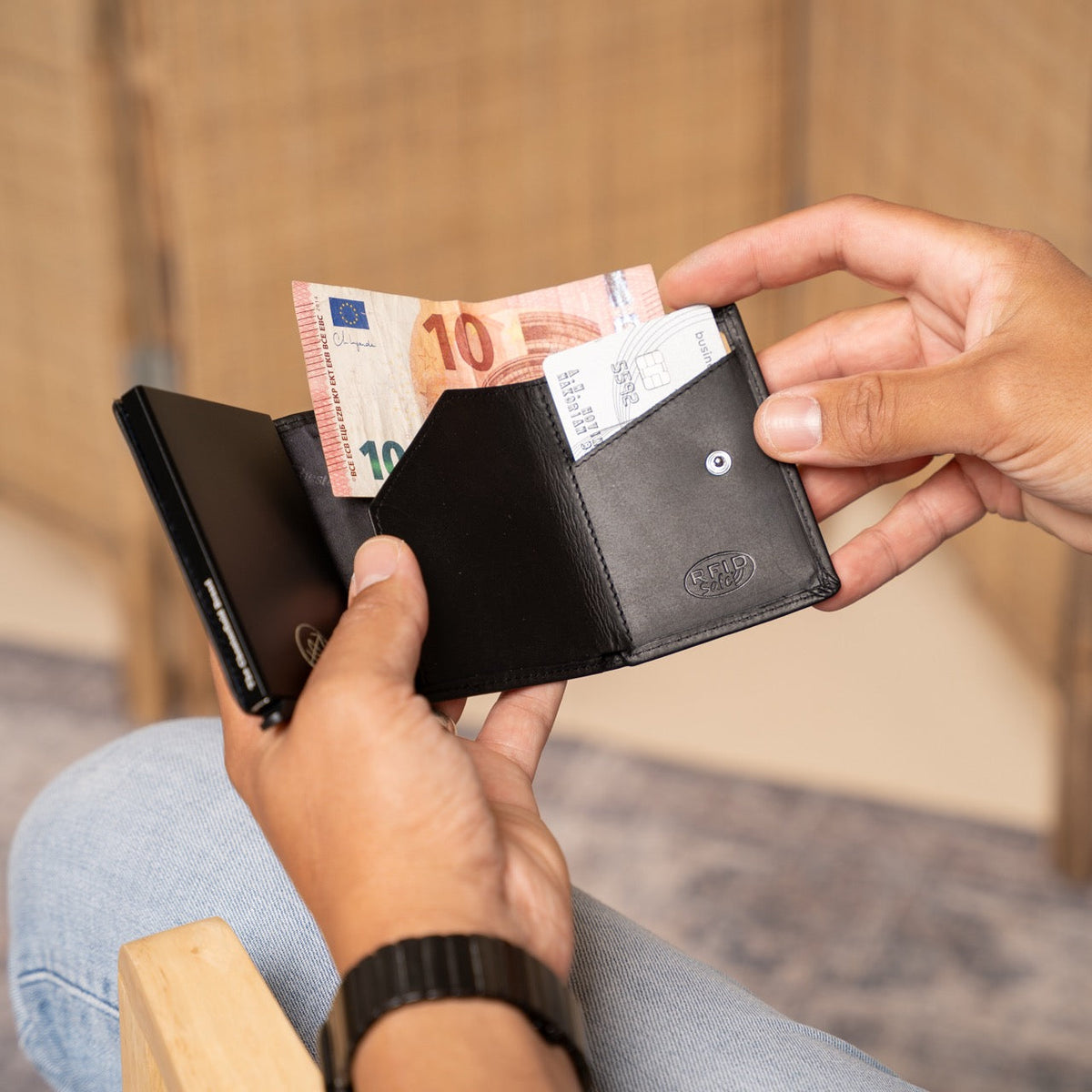 
Palma Full-Grain Leather Card Holder - Structured Side Profile Showing Gusset Depth & Expansion Capacity