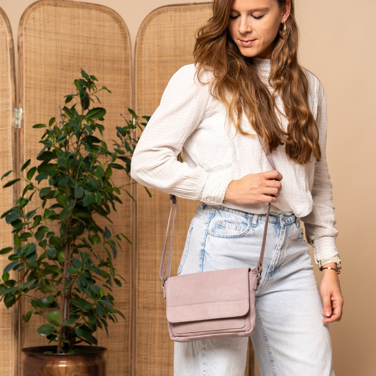 Ann Full-Grain Leather Crossbody Bag – alternate product view 3