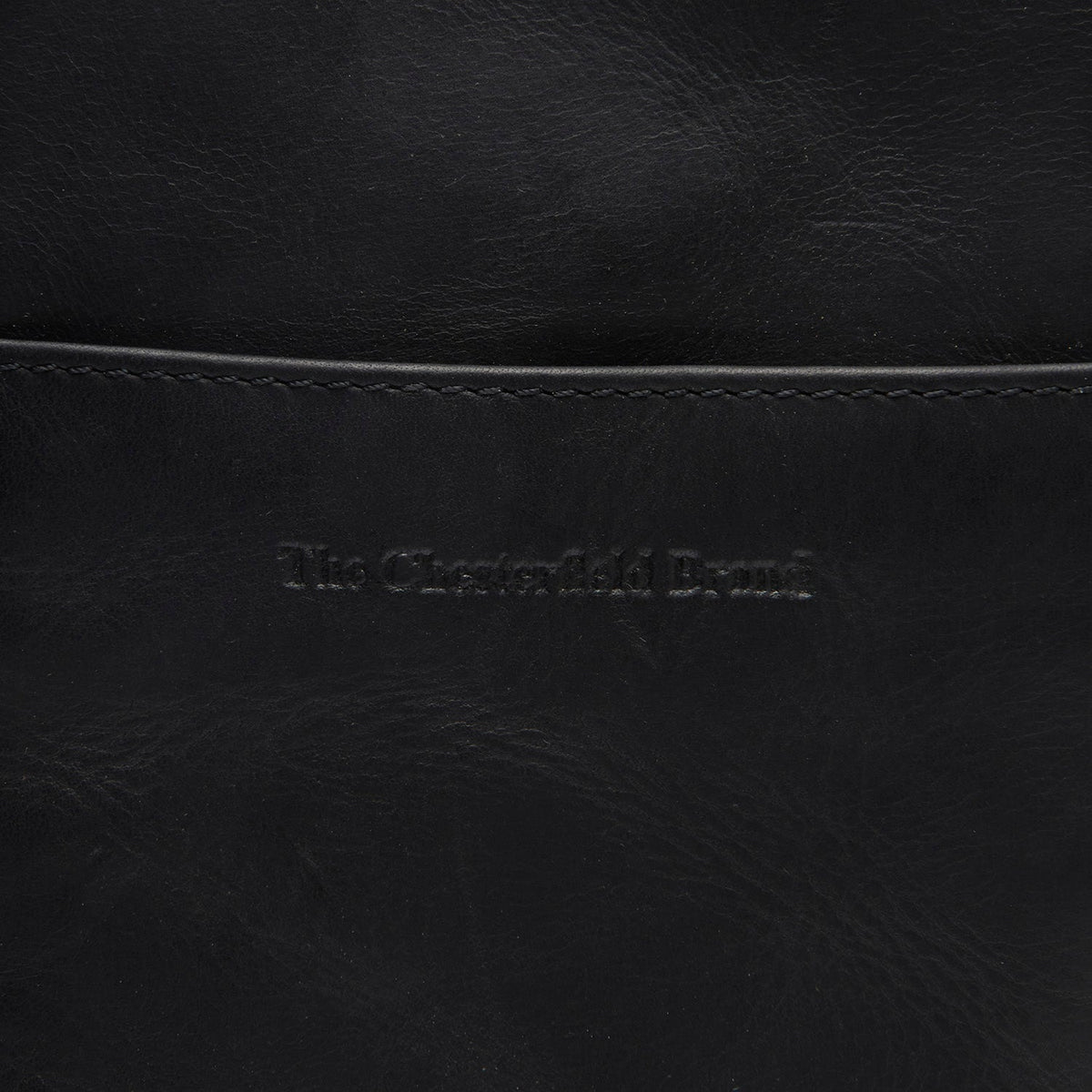 Close-Up Detail of Classic Collar &amp; Heavy-Duty Zipper Hardware on Alesund Full-Grain Leather Phone Bag