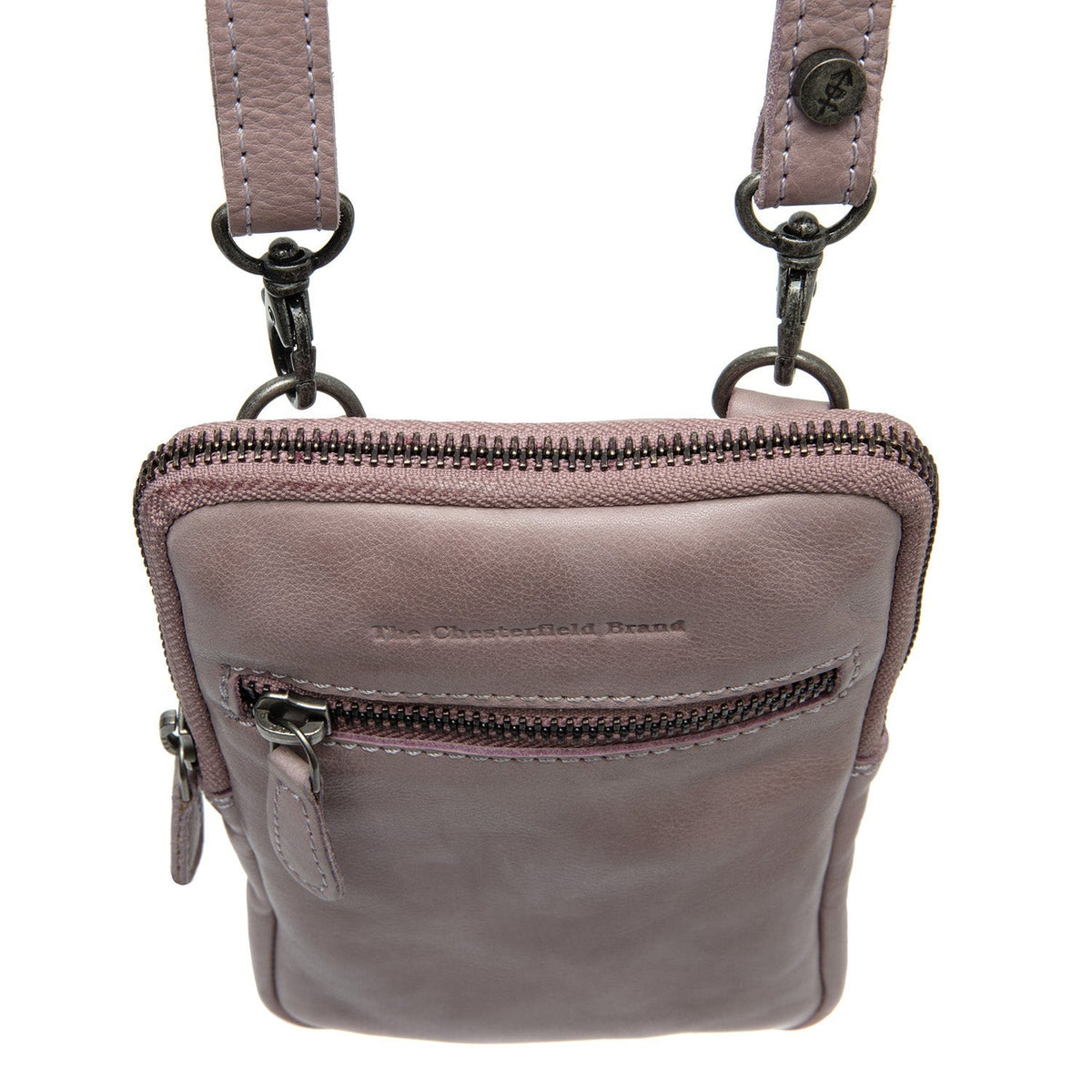 Close-Up Detail of Classic Collar &amp; Heavy-Duty Zipper Hardware on Salta Full-Grain Leather Phone Bag