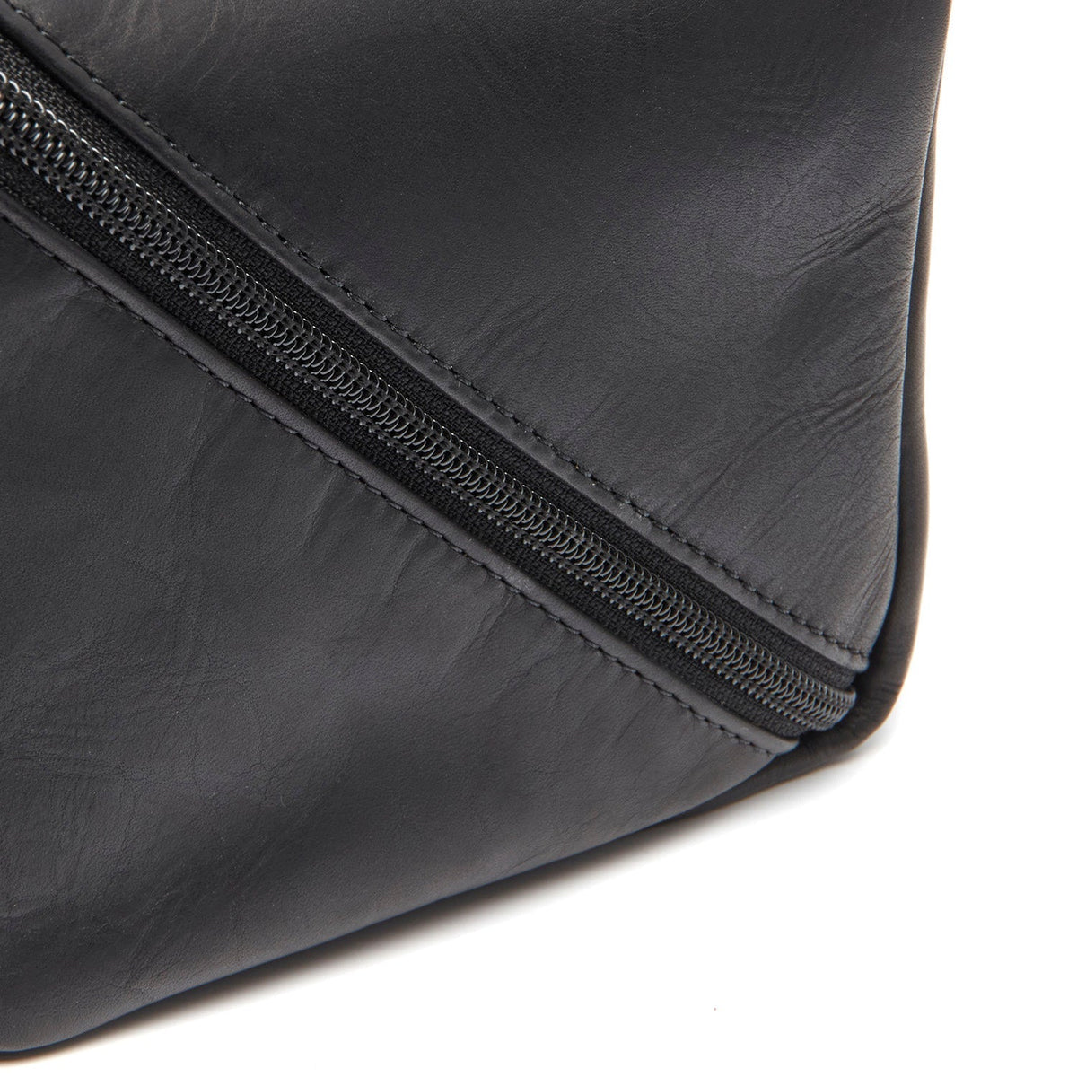 
Close-Up Detail of Classic Collar & Heavy-Duty Zipper Hardware on Trevia Full-Grain Leather Toiletry Bag