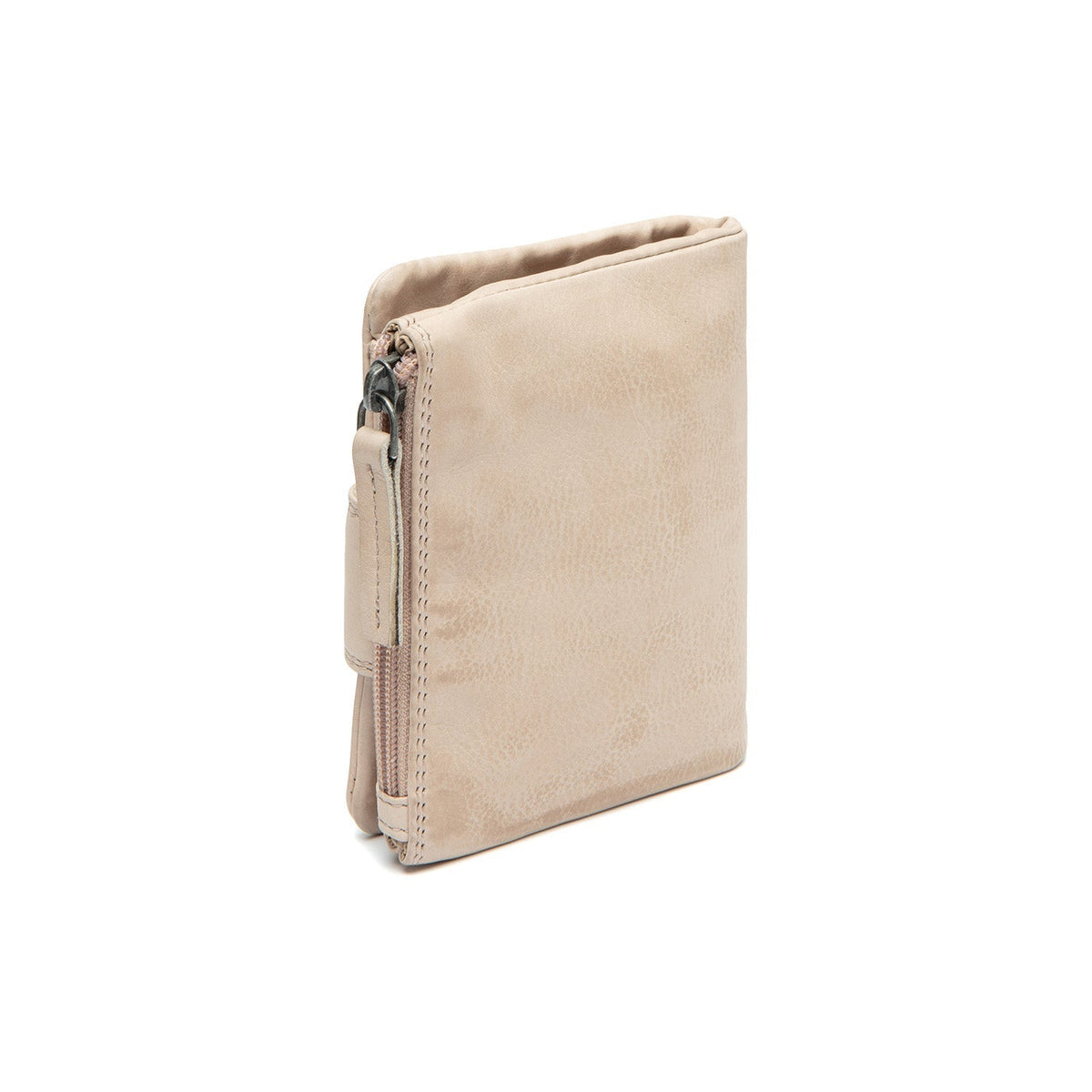 100% Full-Grain Wax Pull-Up 100% Full-Grain Leather Grain Texture &amp; Handcrafted Patina Detail