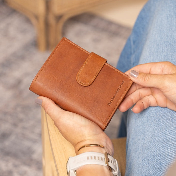 Ruby Full-Grain Leather Wallet – alternate product view 2