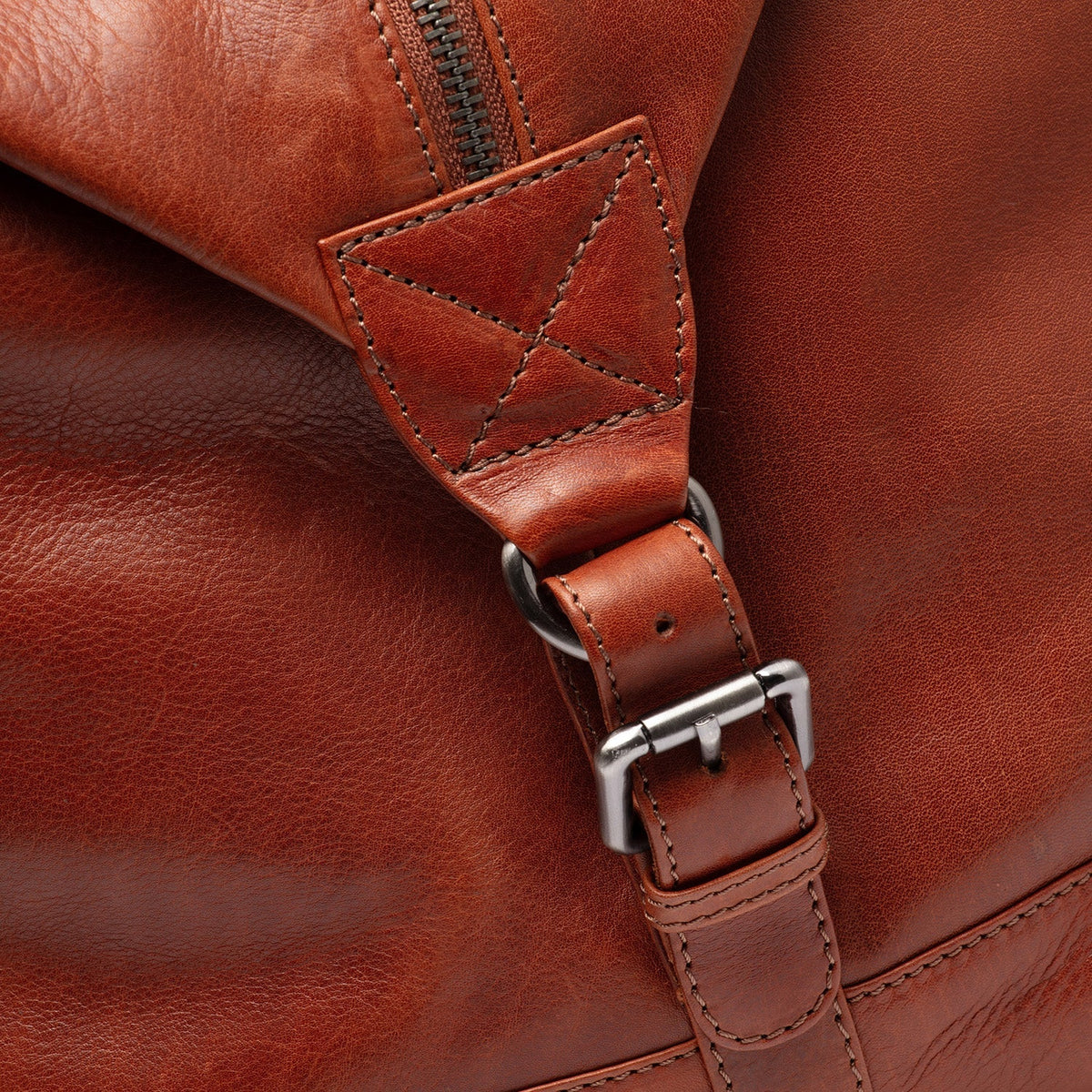 100% Full-Grain Wax Pull-Up 100% Full-Grain Leather Grain Texture &amp; Handcrafted Patina Detail