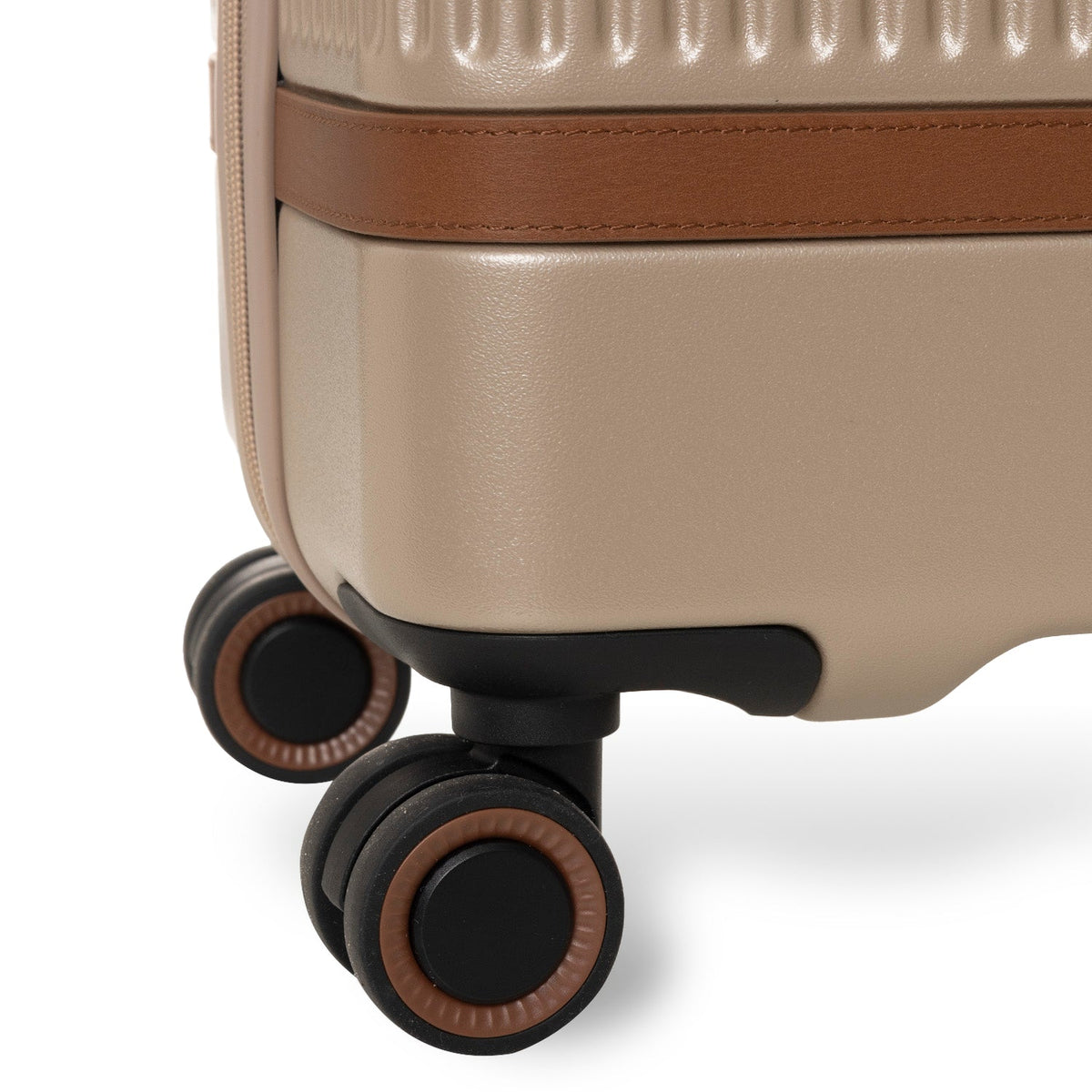 Close-Up Detail of Classic Collar &amp; Heavy-Duty Zipper Hardware on Medium Suitcase Zuna