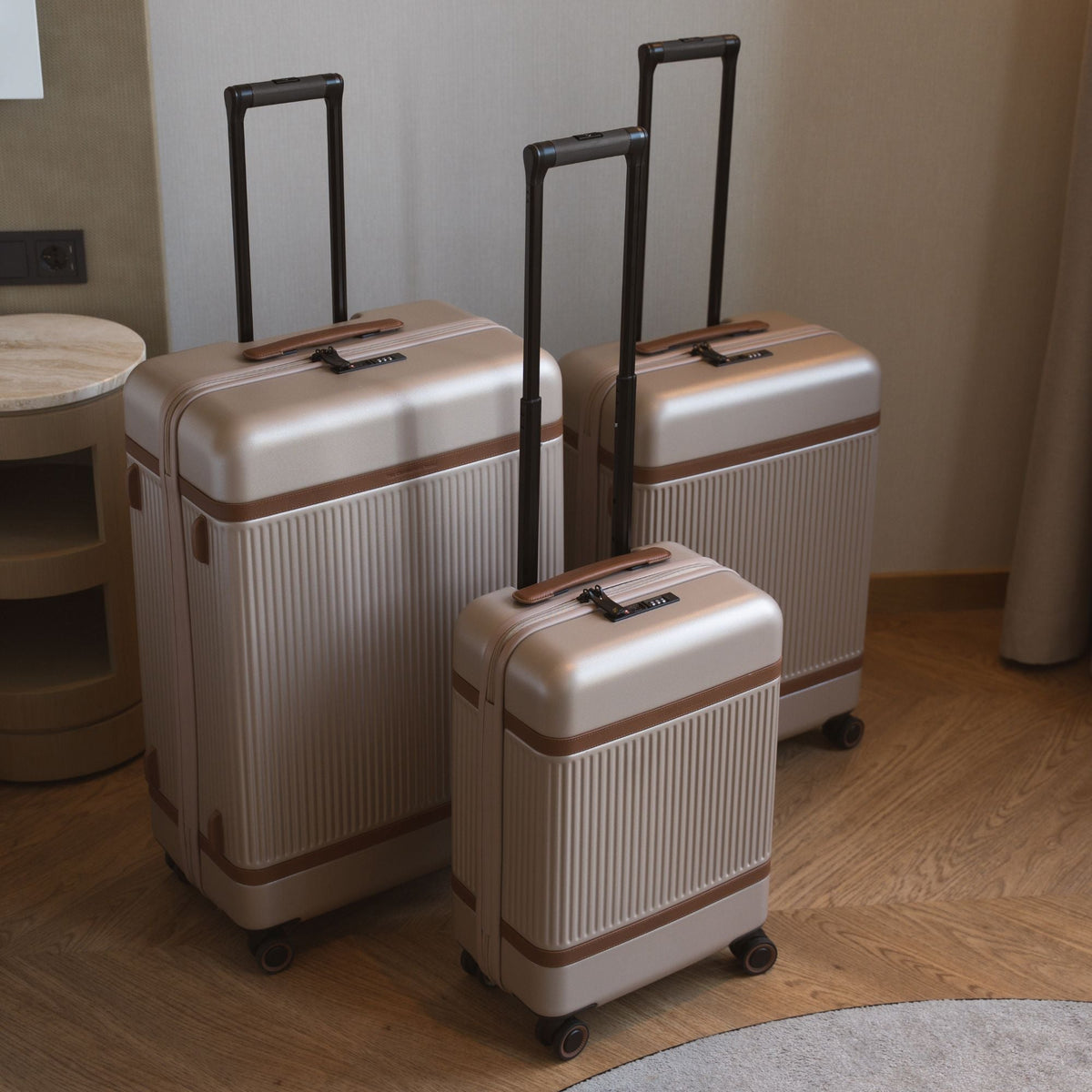 Hand Luggage Suitcase Front Pocket Zuna - Lateral Side Profile View Showing Sleeve Cut &amp; Athletic Taper Fit
