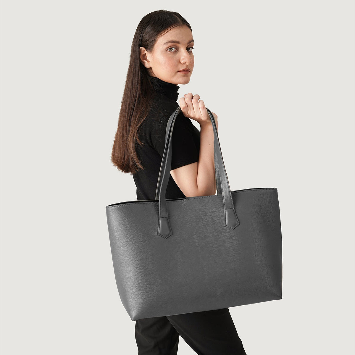
The Bianca Leather Tote Bag – alternate product view 2