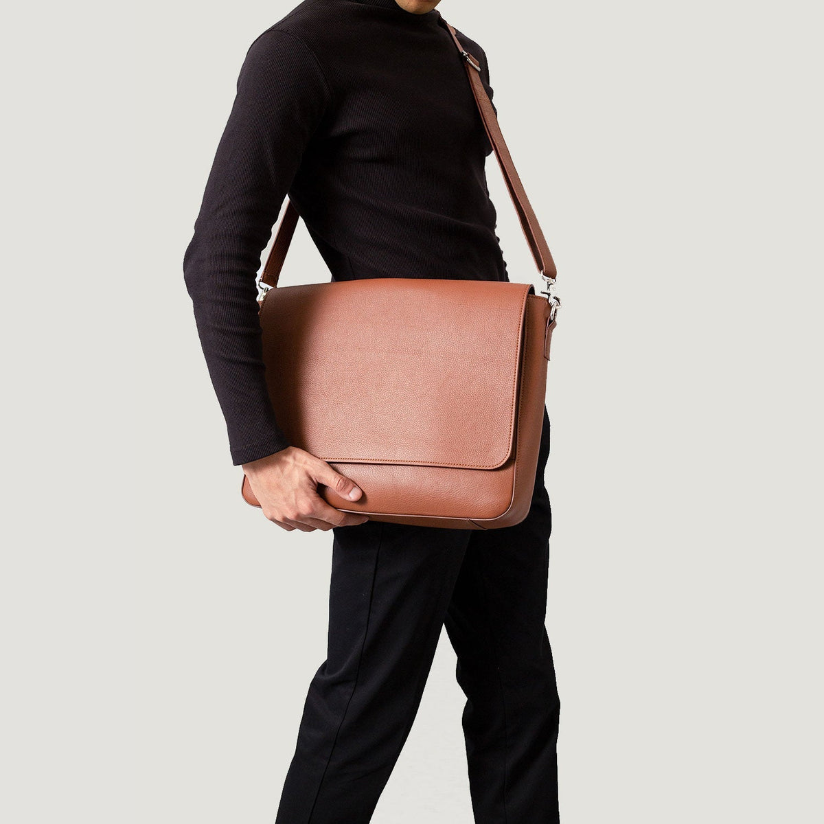 
The Carismatico Leather Messenger Bag – alternate product view 5