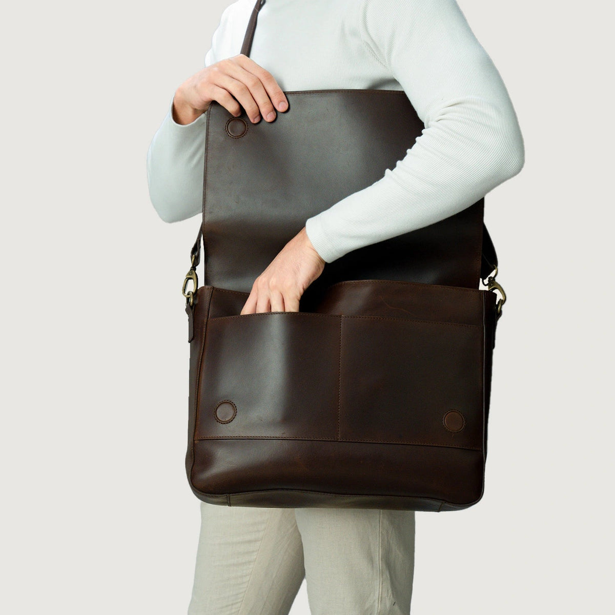 
100% Full-Grain Wax Pull-Up Full-Grain Leather Grain Texture & Handcrafted Patina Detail