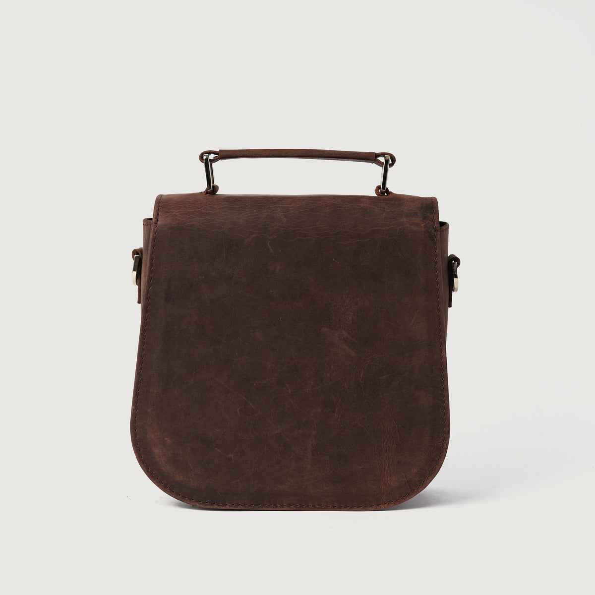 
100% Full-Grain Wax Pull-Up Full-Grain Leather Grain Texture & Handcrafted Patina Detail